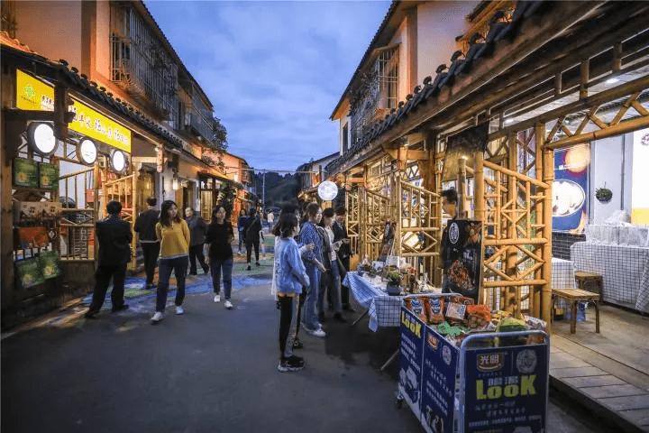 成都巷弄深处隐藏小店惊艳亮相,独特风味引热议