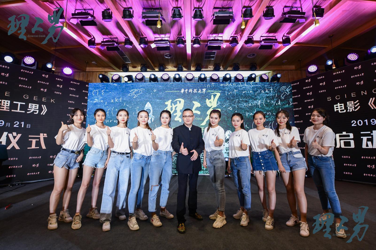 成龙最新科技巨浪电影，引领科技魅力，重塑未来生活！